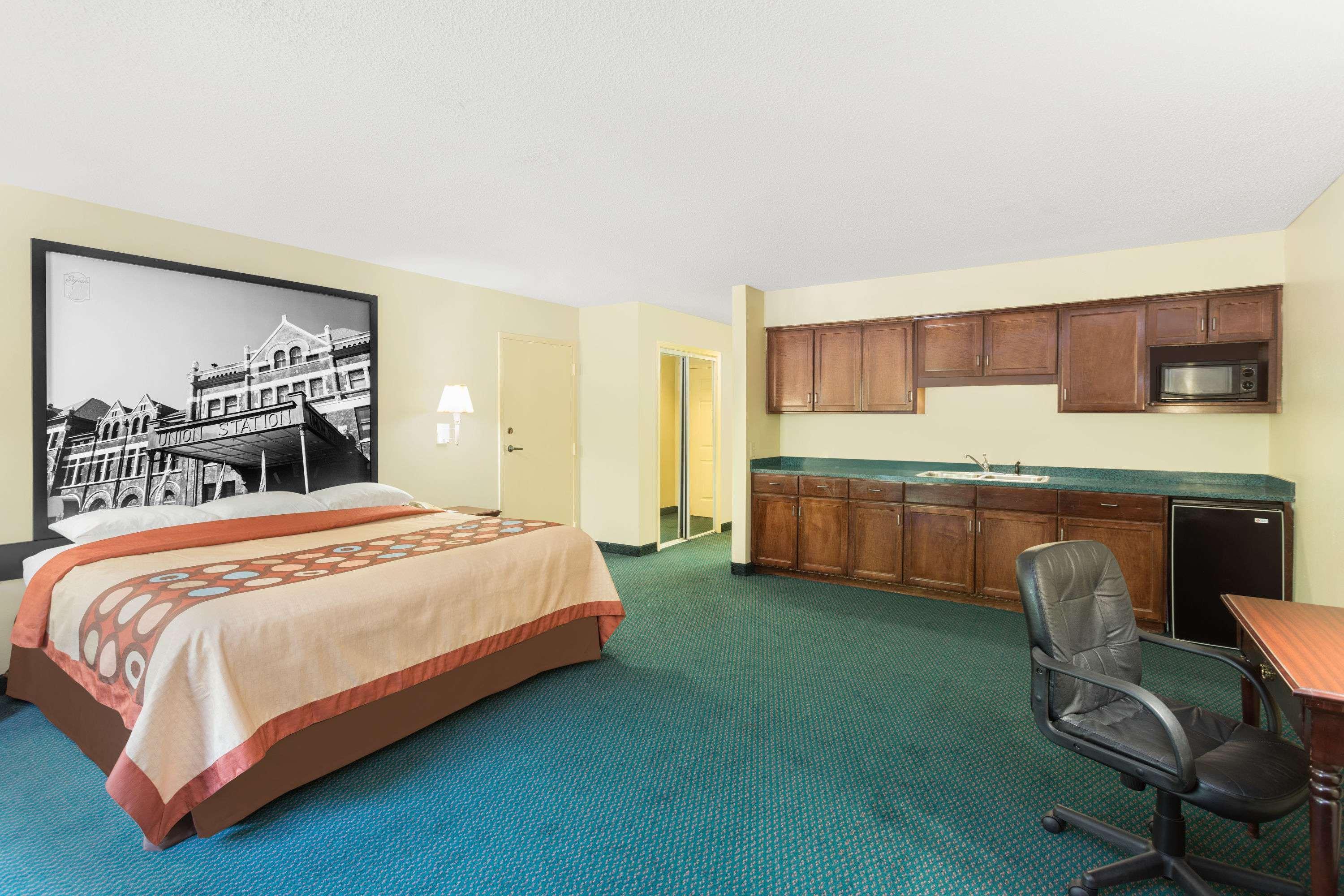Super 8 By Wyndham Montgomery I-65 Exteriör bild