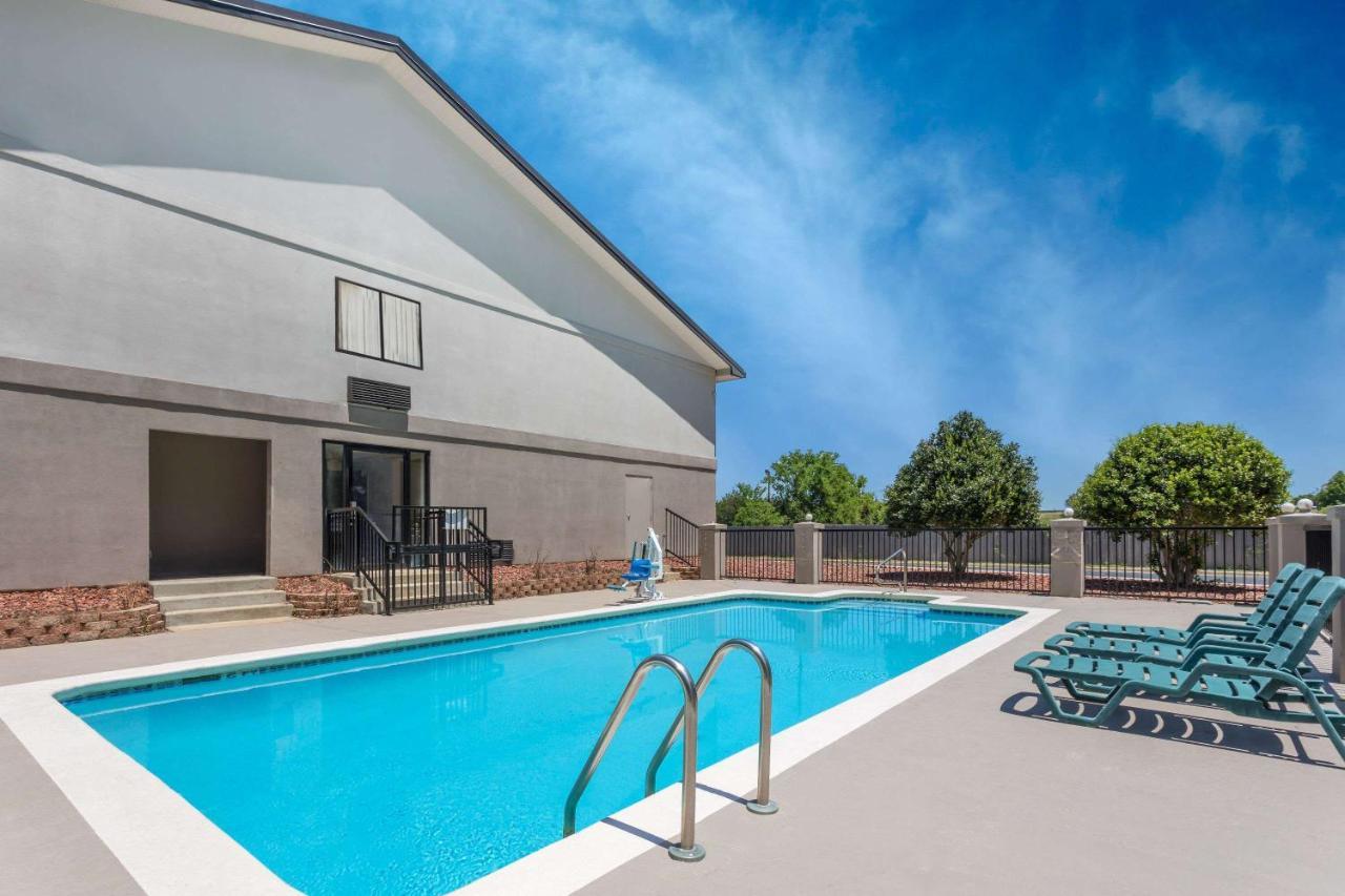 Super 8 By Wyndham Montgomery I-65 Exteriör bild